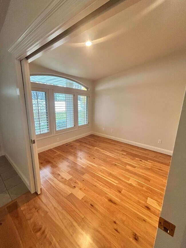 Building Photo - Spacious Duplex with 3-Car Garage & Private Patio!