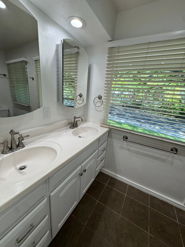 Building Photo - 3 BED, 2 BATH, 2 Parking with AC- Kalani Iki Estates