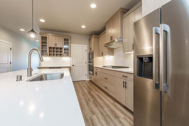 Building Photo - Spacious 4BR Modern Retreat and Luxury Liv...