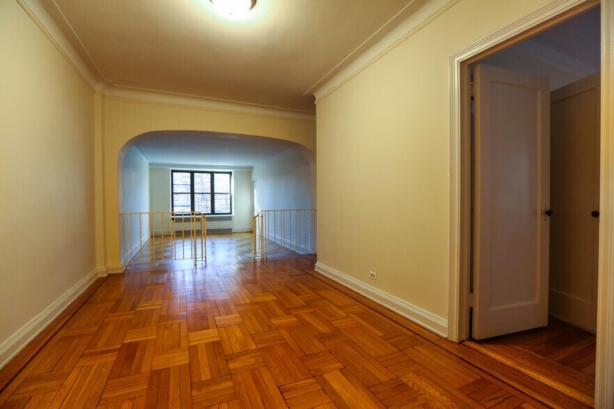 Primary Photo - 150 E Hartsdale Ave