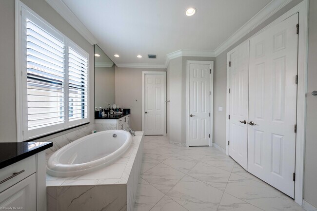 Building Photo - 9368 Eden Roc Ct