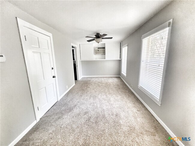 Building Photo - 127 Paloma Dr