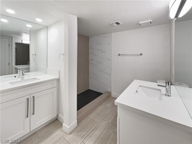 Building Photo - 3749 Carlyle Dr