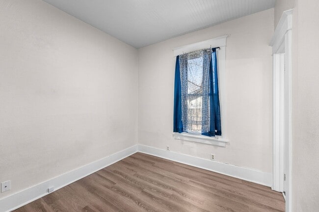 Building Photo - Great Location! Northtown Charmer!