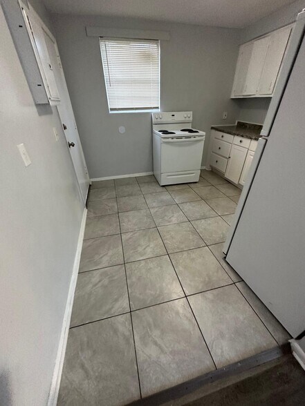 Building Photo - 1305 W 6th St