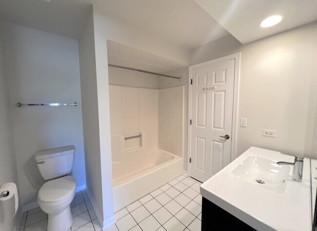 Building Photo - 960 N Lakeside Dr