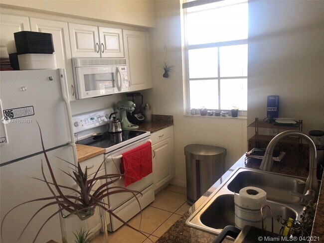 Building Photo - 215 SW 42nd Ave