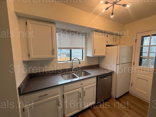 Building Photo - 1122-1124 S Laurel