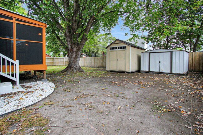 Building Photo - Well-Maintained Home with Spacious Yard and Screened Porch