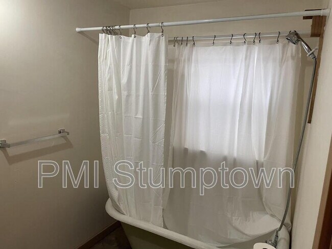 Building Photo - 6016 NE Alberta St