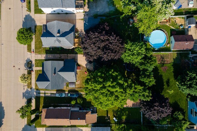 Building Photo - For Rent: 5 bed / 2 bath home in Oshkosh