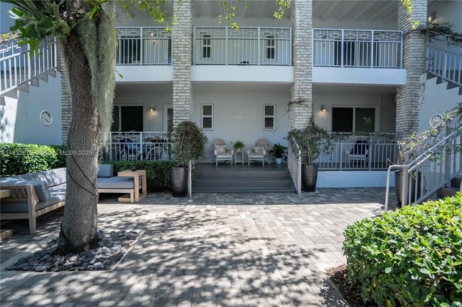 Primary Photo - 117 S Shore Dr