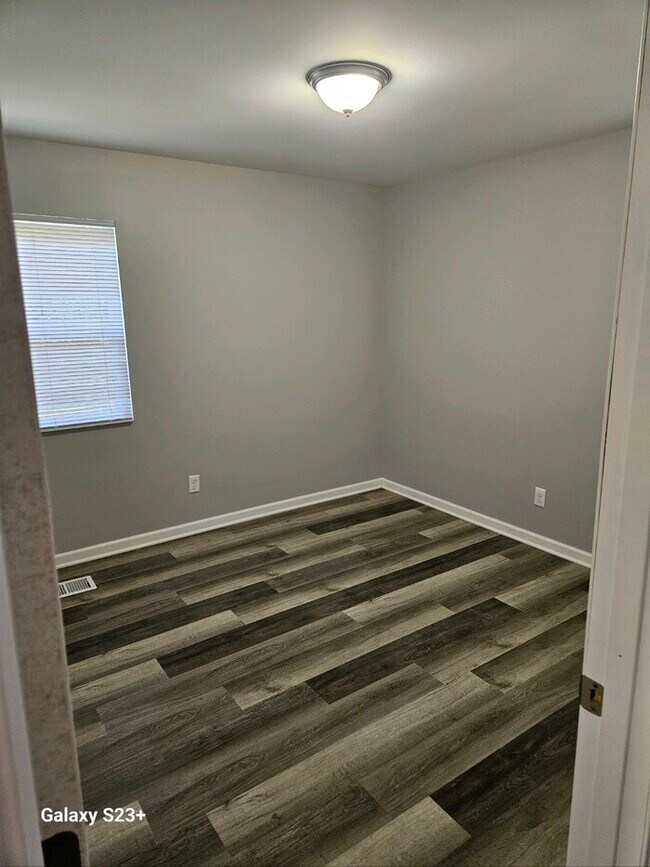 Building Photo - Enjoy this beautifully remodeled 3-bedroom, 1-bath home