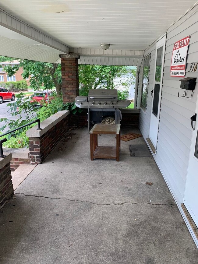 Building Photo - 5 bedroom Available!!  ***AUG 2027*** 5 bed, 3 bath Near Kirkwood!