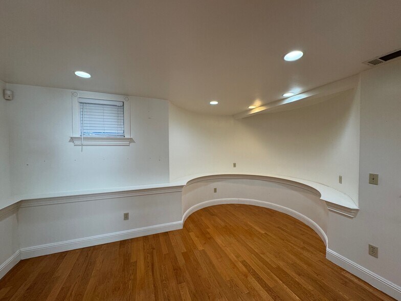 Building Photo - 2112 Santa Clara Ave