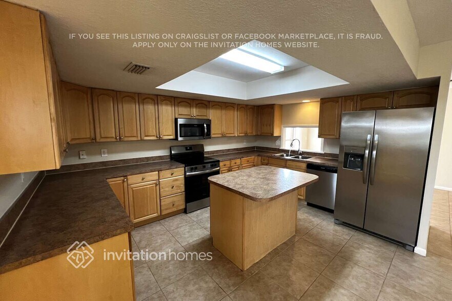 Building Photo - 832 SE Thornhill Dr