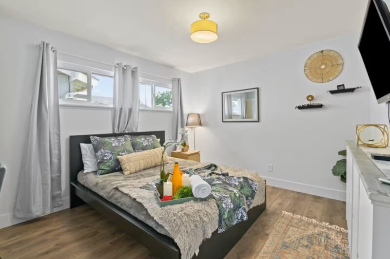 Building Photo - 6099 Scripps St