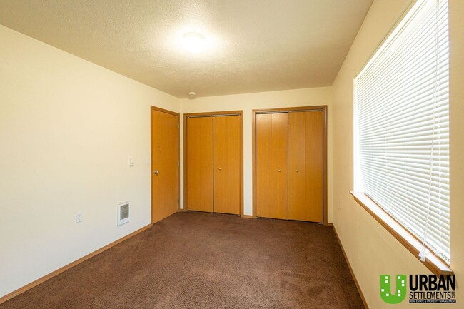 Building Photo - Great 4bd/2bth, nice location