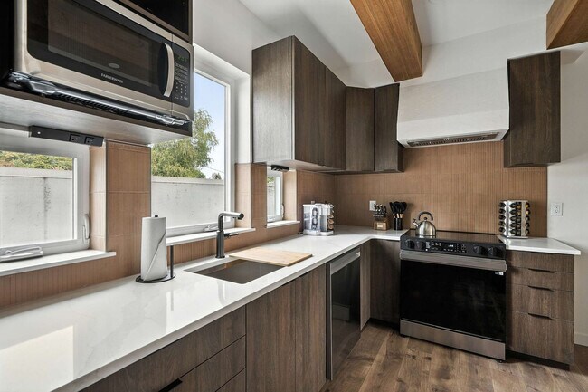 Building Photo - 925 NE 23rd Ave