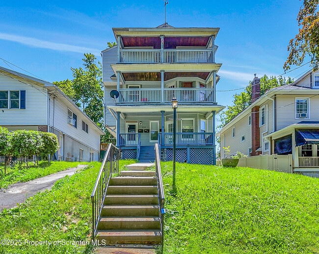 Primary Photo - 934 Woodlawn St
