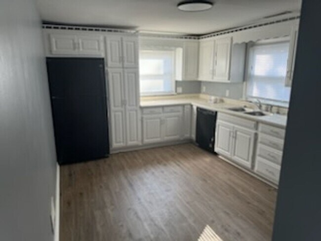 Building Photo - Lovely 3 Bedroom Tri-Level Home with Garage!