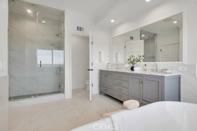 Building Photo - 5952 Woodland View Dr