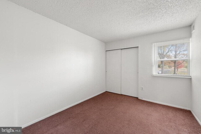 Building Photo - 424 Meadowview Ln