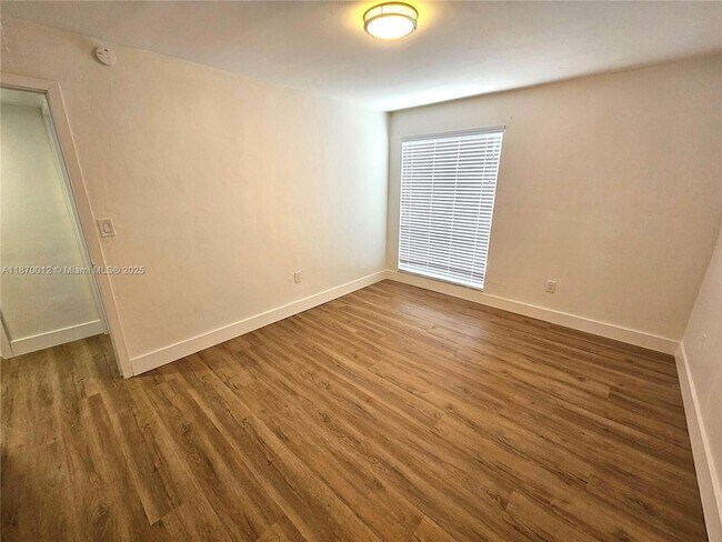 Building Photo - 10822 N Kendall Dr