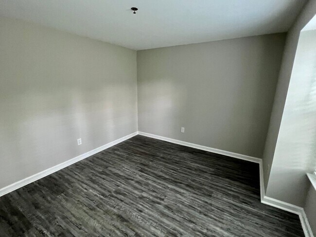 Building Photo - University Spacious 1st floor Condo