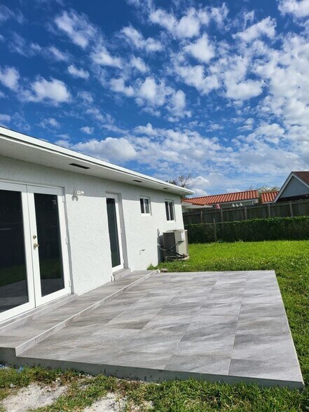 Building Photo - 3300 SW 127th Ave