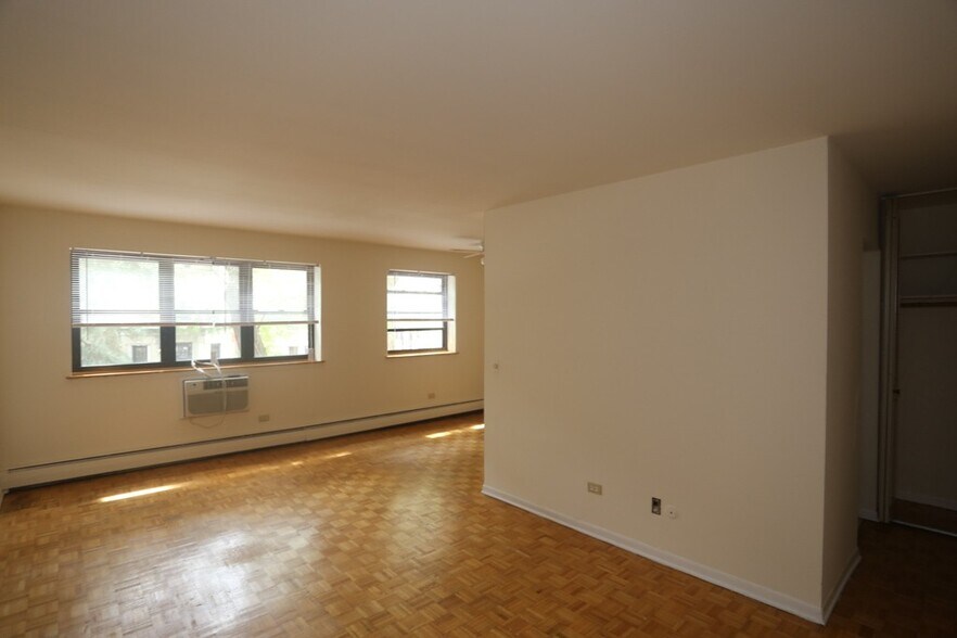 Building Photo - 513 W Briar Pl