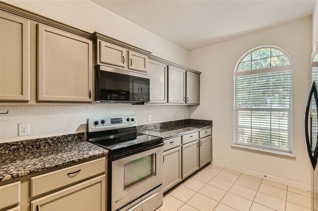 Building Photo - HUGE 5 BEDROOM HOME FOR RENT IN LUCKEY RAN...