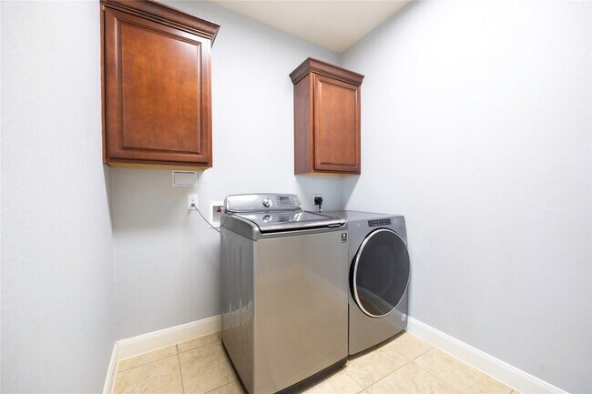 Building Photo - 6743 Honeycrest Lane