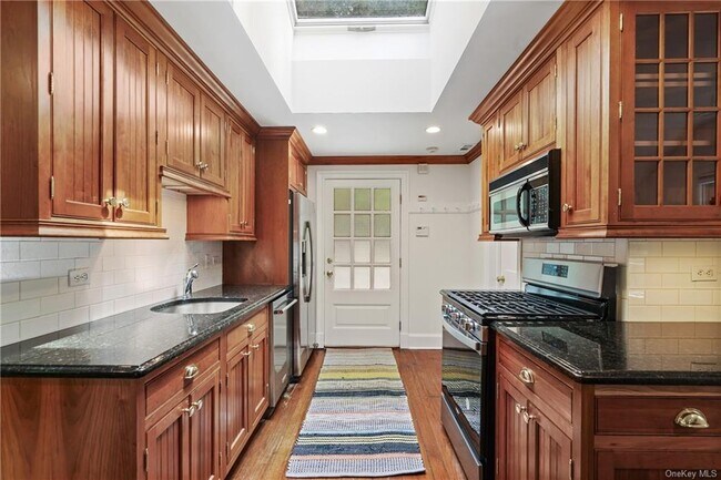 Building Photo - 140 Greenwich Rd