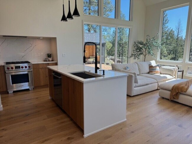 Building Photo - Gorgeous new home in Discovery West