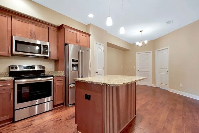 Building Photo - Three Master Suites - Super Location- Bellevue Area