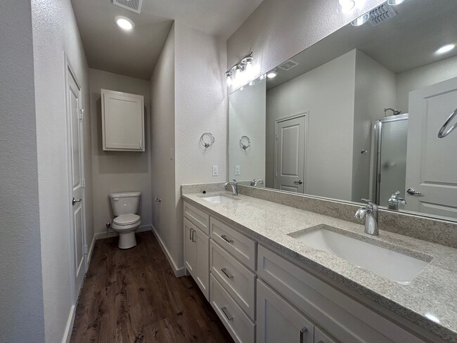 Building Photo - Luxury Townhome in Abbey Glen Community!