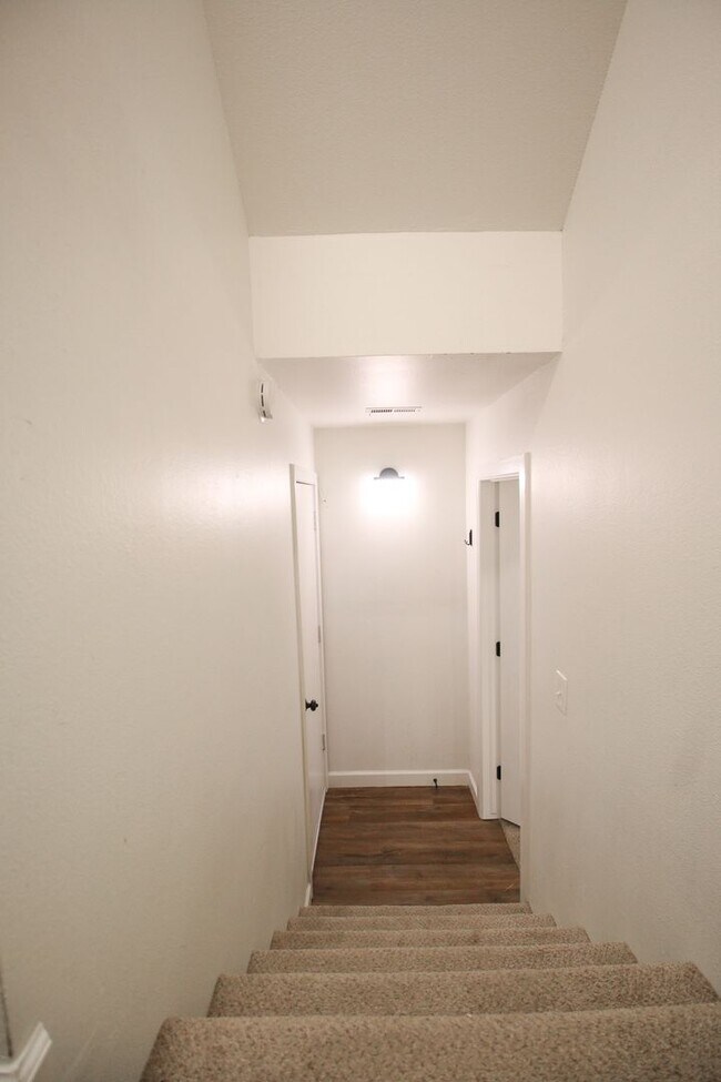 Building Photo - 1225 S Lawton Ave