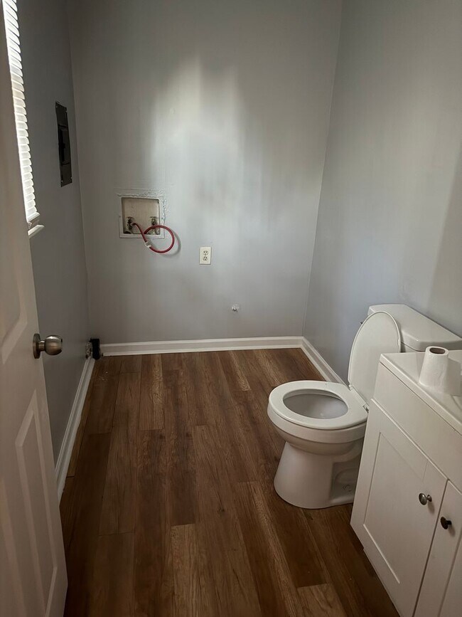 Building Photo - UPDATED 3 bedroom