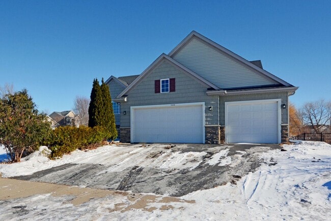 Building Photo - Spacious 5-Bed, 3 Bath Home in Delano - Available Now!