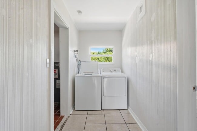 Building Photo - 1400 Binney Dr