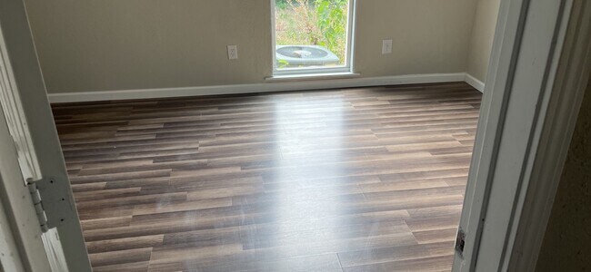 Building Photo - 4 Bedroom, 2 Bathroom Home