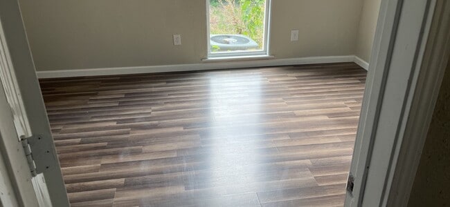 Building Photo - 4 Bedroom, 2 Bathroom Home w/ Bonus Room