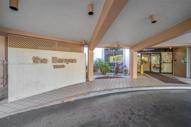 Building Photo - 1300 St Charles Pl