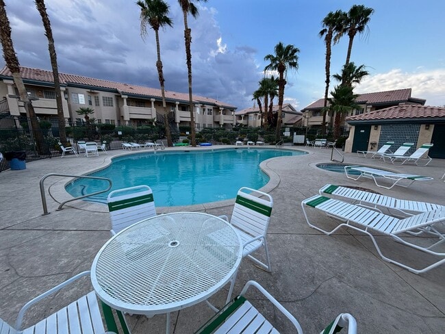 Building Photo - Beautiful 2BED/2BATH Condo near The Lakes