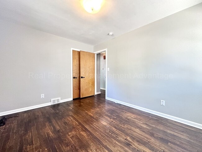 Building Photo - Spacious 4-Bedroom, 2-Bath Home in Clawson – Minutes from Downtown!