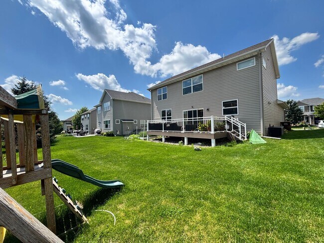 Building Photo - Beautifully Spacious 4bed 3.5bath Home, in...