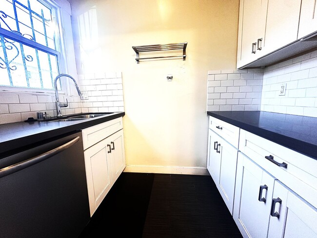 Building Photo - 704