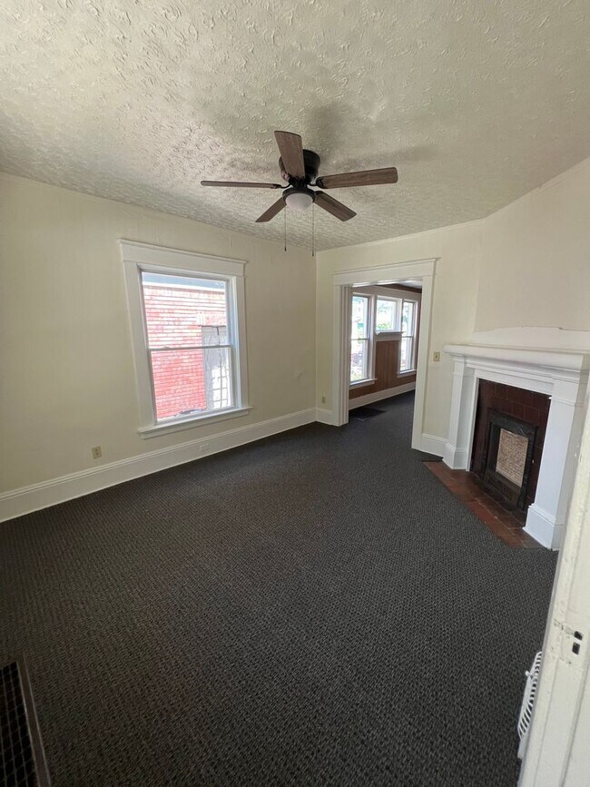 Building Photo - 454 W 2nd St