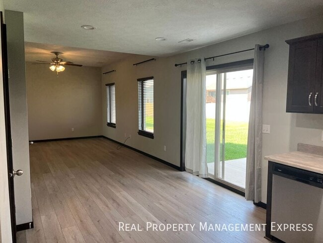Building Photo - 3 Bedroom 2.5 Bathroom Townhome